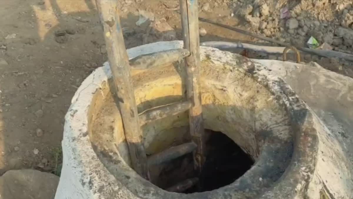 தொழிலாளர்கள் இறங்கிய கழிவுநீர் தொட்டி