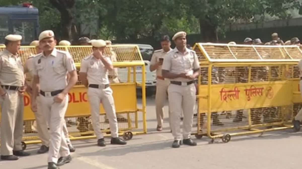 दिल्ली पुलिस और ट्रैफिक पुलिस अलर्ट पर