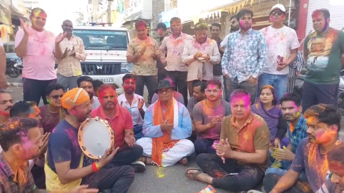 डफली, मंजीरे और चंग बजाकर होली खेल रहे मंत्री