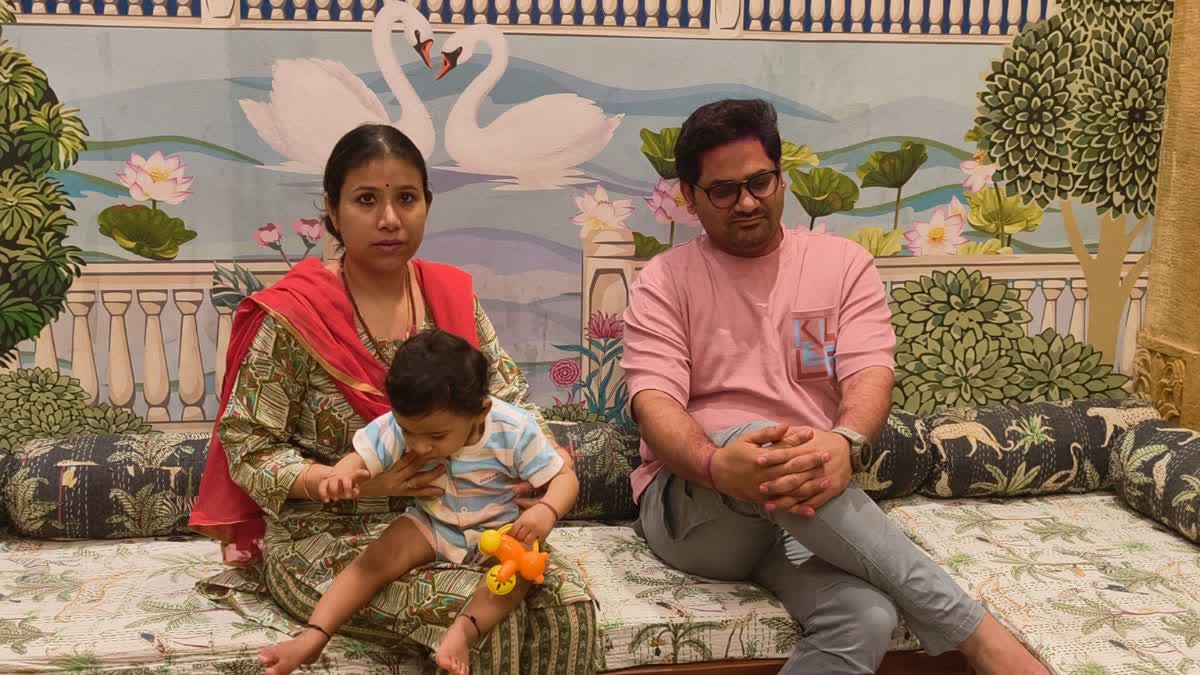 दुबई से जैसलमेर पहुंचे आशीष और उनका परिवार