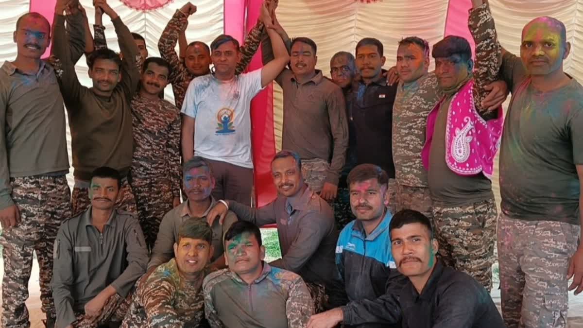 سی آر پی ایف 183 بٹالین کی جانب سے پلوامہ میں ہولی کا جشن