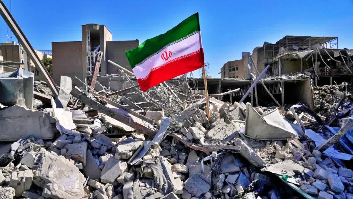ઈરાનના તેહરાનમાં, મંગળવાર, 3 માર્ચ, 2026 ના રોજ અમેરિકા-ઇઝરાયલ દ્વારે કરેલ હુમલામાં સોમવારે ધ્વસ્ત થયેલ પોલીસ સ્ટેશનમાં ઈરાની ધ્વજ મૂકવામાં આવ્યો.