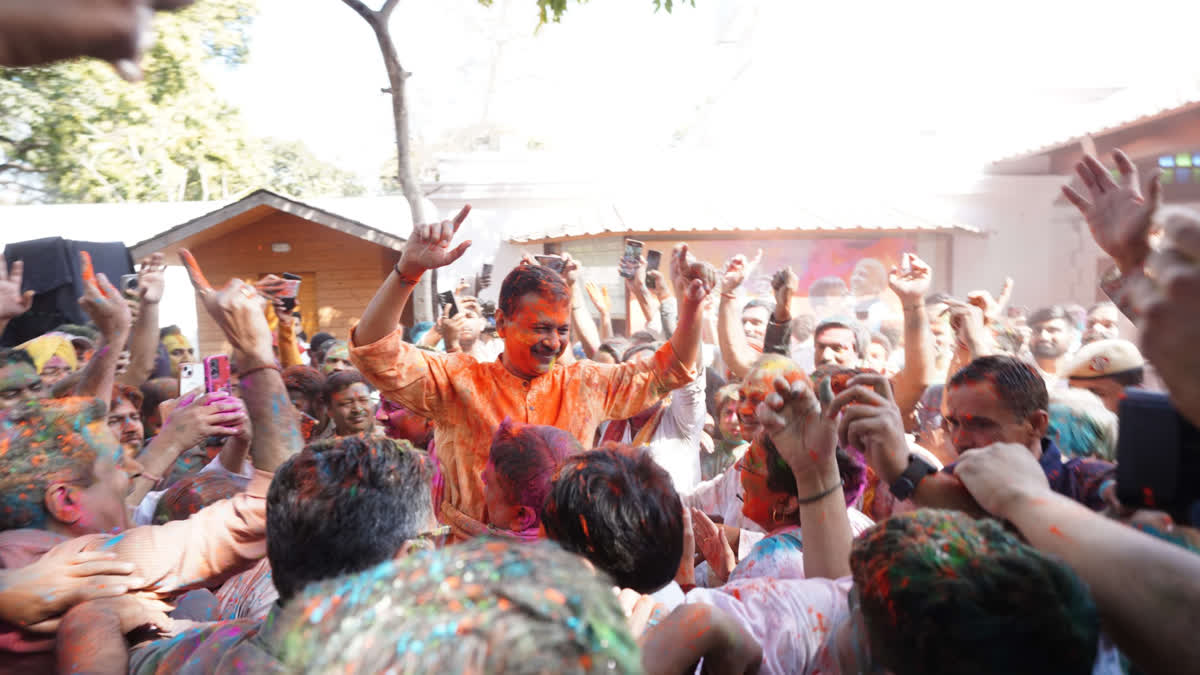 होली पर केजरीवाल एक अलग ही अंदाज में नगर आए