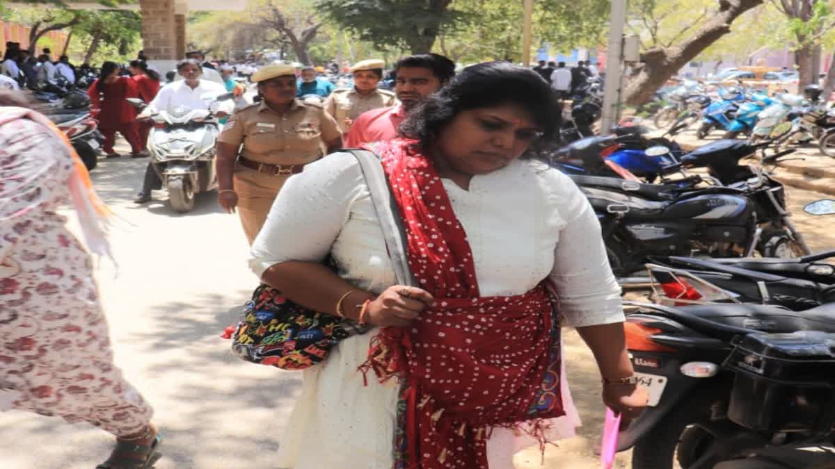 புகார்தாரர் நிகிதா