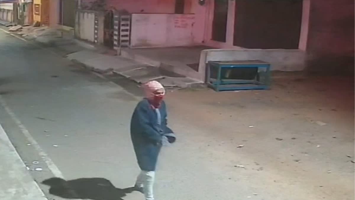 Masked man set fire to lawyer house