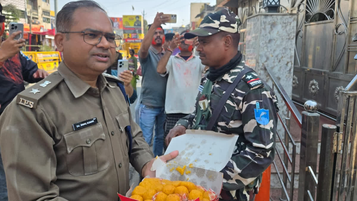 SP greeted soldiers on duty with sweets and wished them happy Holi In Giridih