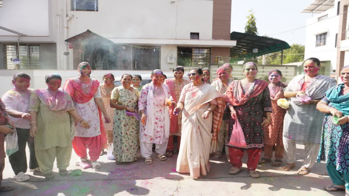 કેન્દ્રીય મંત્રી નિમુબેન અને સ્ટેન્ડિંગ ચેરમેન રંગોથી રંગાયા