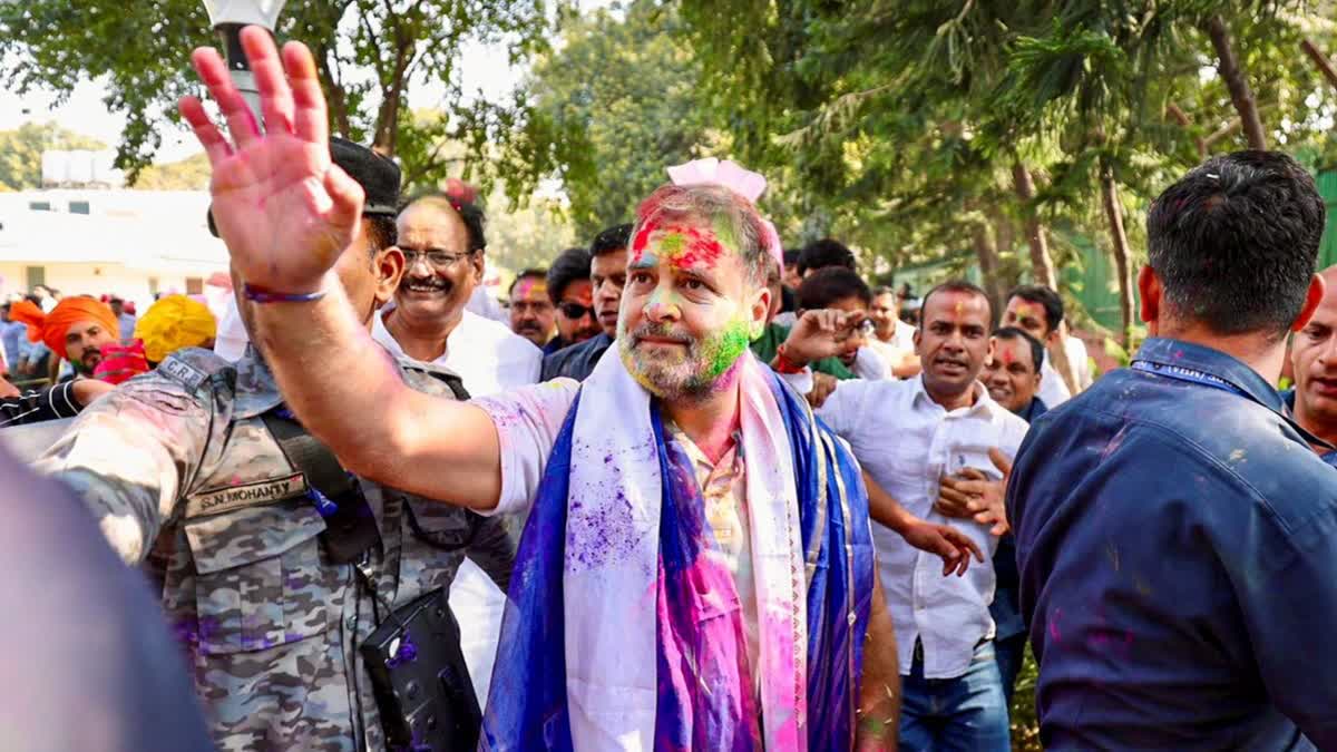 રાહુલ ગાંધીએ નવી દિલ્હીમાં પાર્ટી કાર્યાલયમાં કોંગ્રેસી કાર્યકરો સાથે હોળીની ઉજવણી કરી.