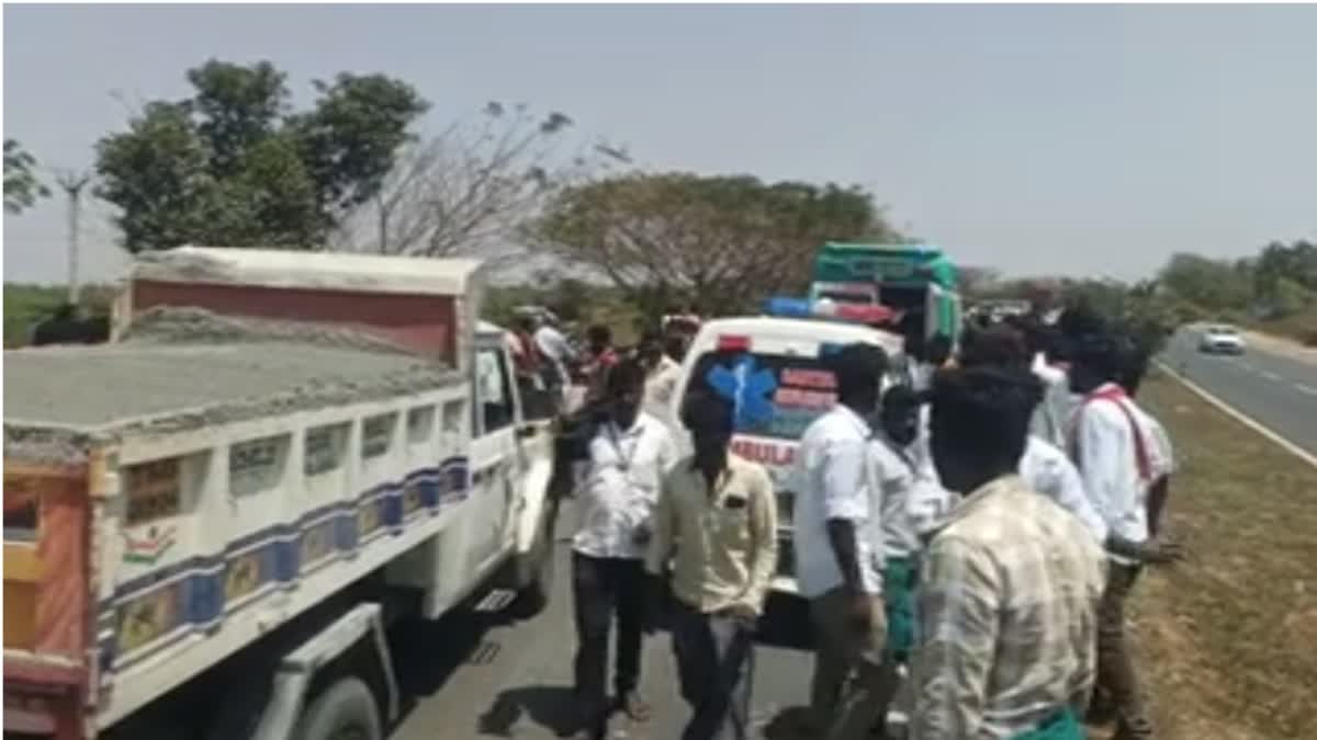 விபத்தில் சிக்கிய இளைஞர்கள்