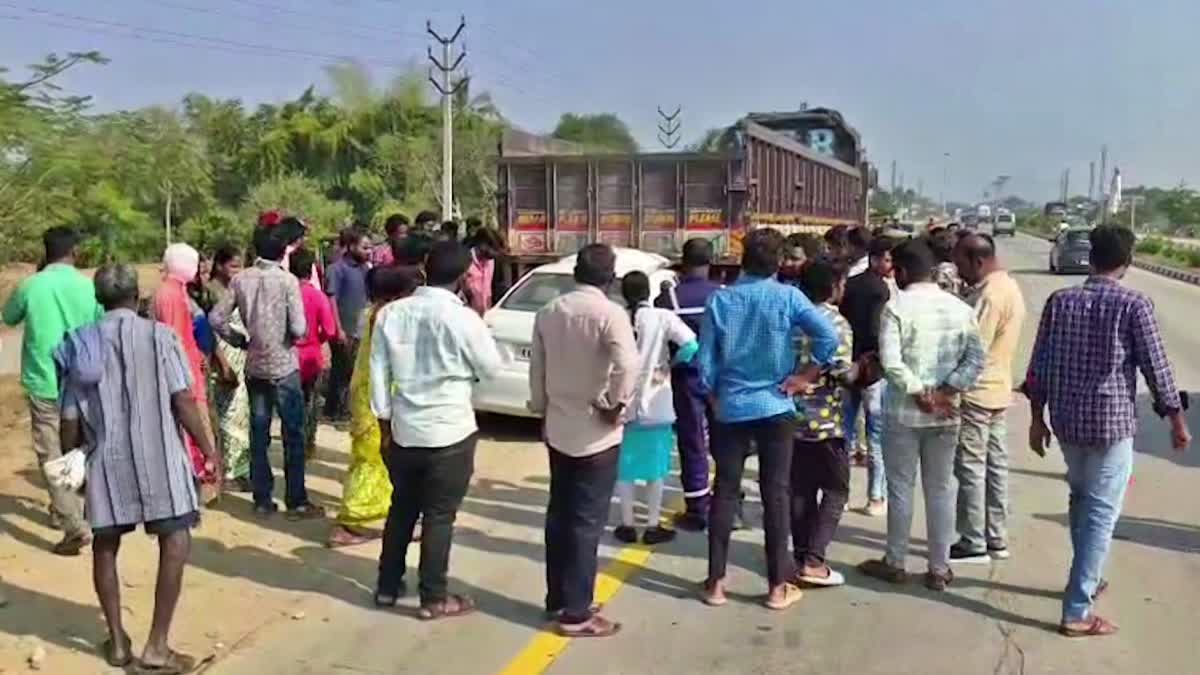 ಬೆಂಗಳೂರು :ಲಾರಿಗೆ ಕಾರು ಡಿಕ್ಕಿ; ಬೆಂಗಳೂರಿನ ಐವರು ಸಾವು.ಕಾರಿನಲ್ಲಿ ತಿರುಪತಿಗೆ ತೆರಳುತ್ತಿದ್ದ ಬೆಂಗಳೂರಿನ ಐವರು ರಸ್ತೆ ಅಪಘಾತದಲ್ಲಿ ಮೃತಪಟ್ಟಿರುವ ಘಟನೆ..!!