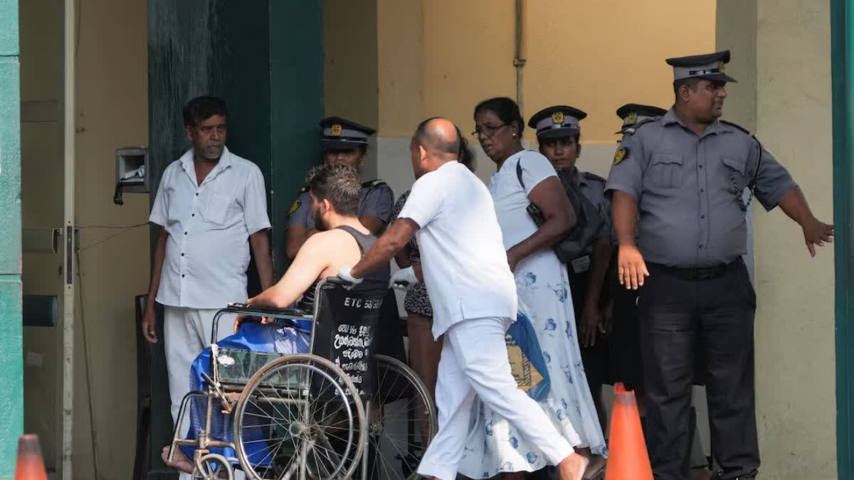 ૪ માર્ચ, ૨૦૨૬ ના રોજ શ્રીલંકાના ગેલેમાં ઈરાની જહાજ પર સબમરીન હુમલા બાદ નેશનલ હોસ્પિટલ ગેલેમાં વ્હીલચેરમાં ઘાયલ થયેલા એક વ્યક્તિને સારવાર આપવામાં આવી રહી છે.