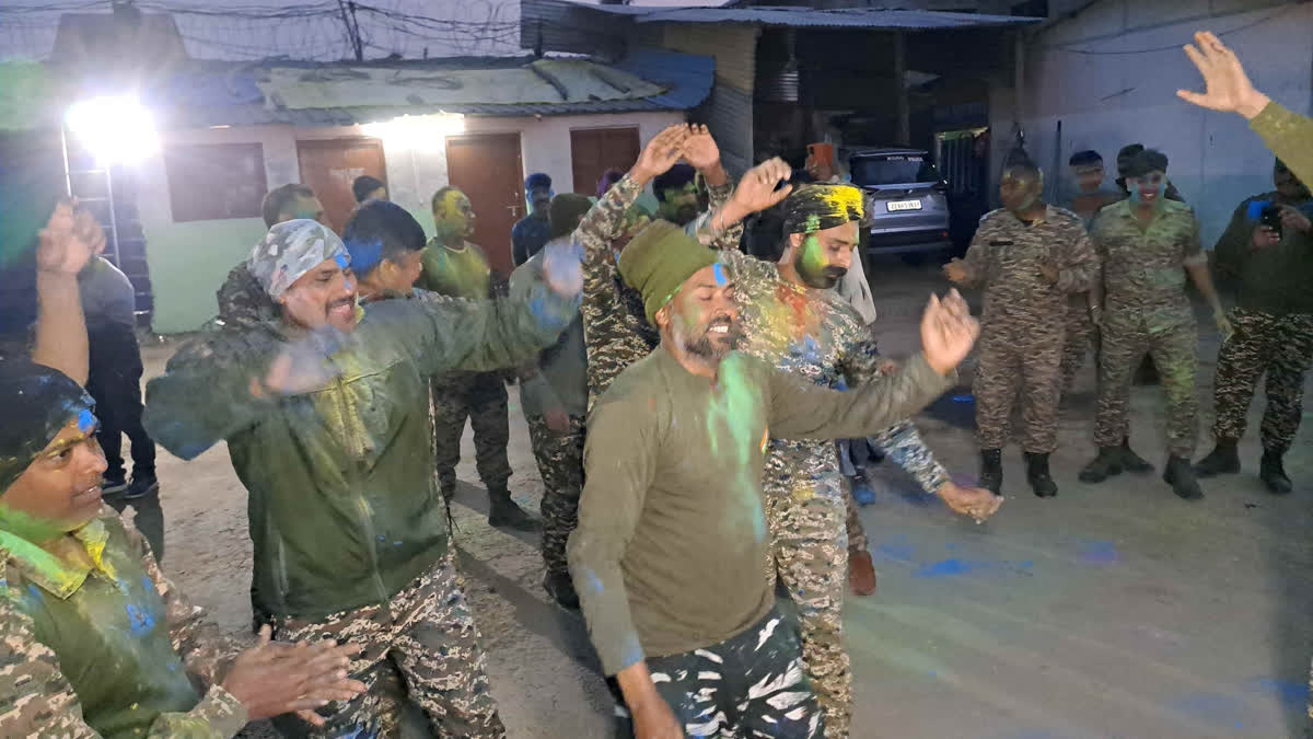 اننت ناگ میں 40ویں بٹالین سی آر پی ایف اہلکاروں کی ہولی جوش و خروش کے ساتھ منائی گئی