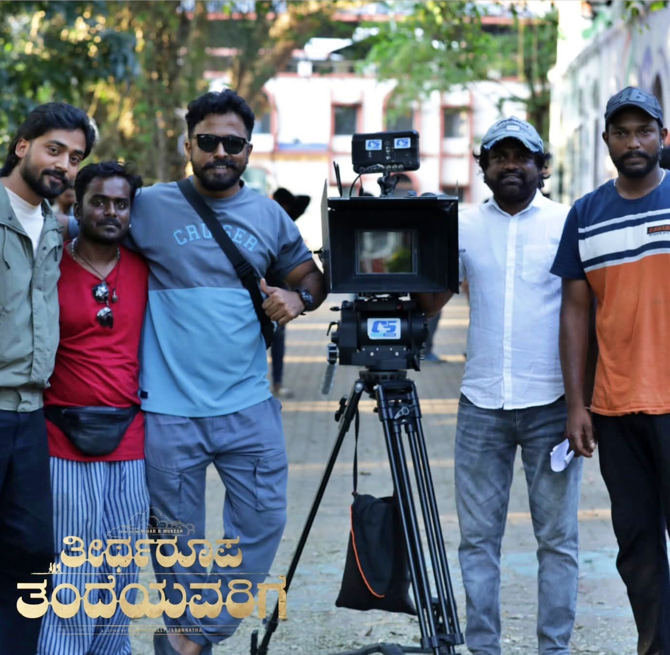 Director Ramenahalli Jagannath with the film crew for Tirtharupa Thandeyavrige