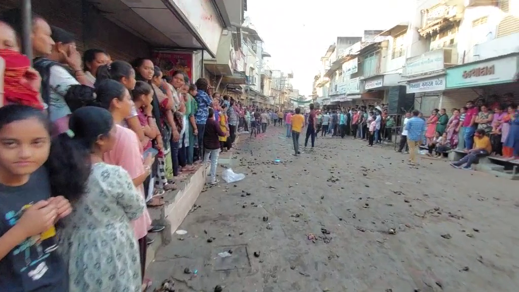 આ ઉજવણી દરમિયાન જેને ખાસડુ કે શાકભાજી વાગે તેનું સમગ્ર વર્ષ ખૂબ જ સારૂ જાય છે