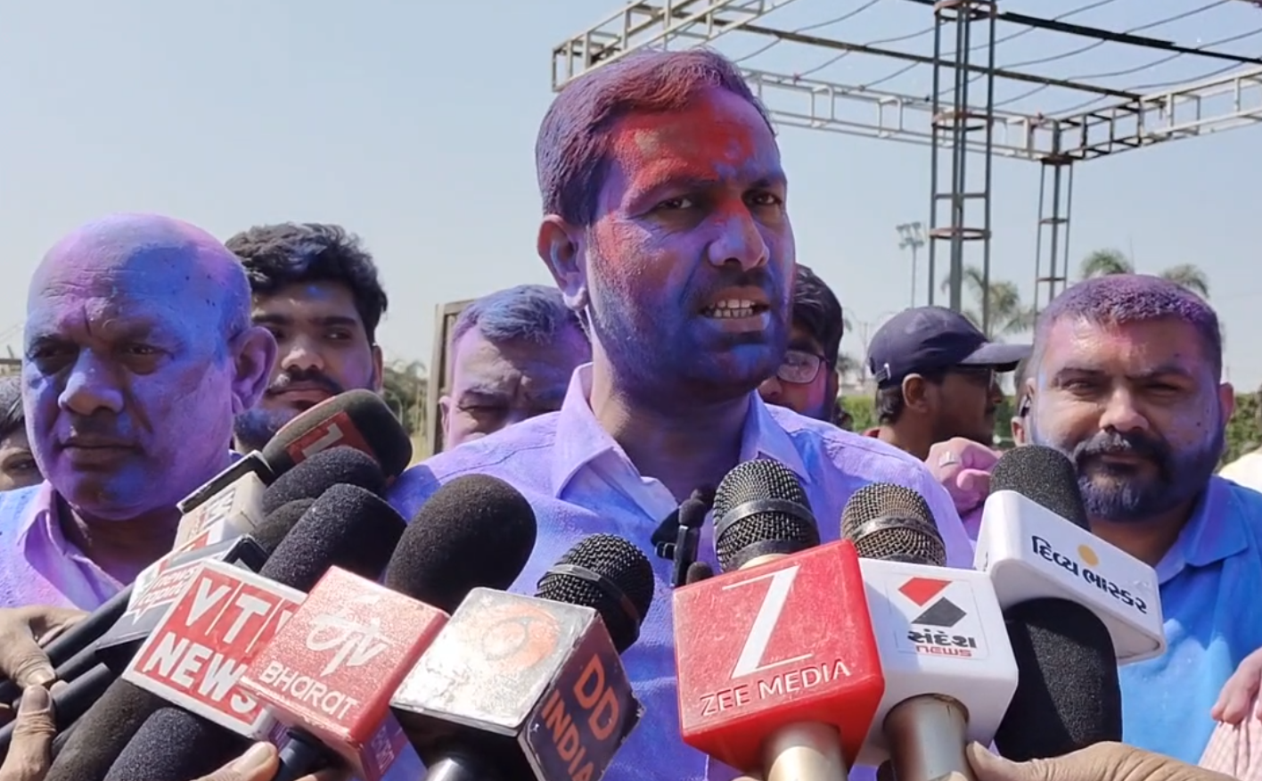 મંત્રી અને સાંસદ પણ રંગે રંગાયા