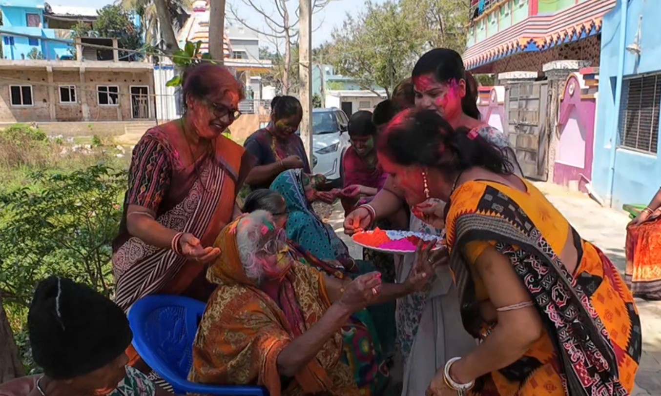 OLD AGE HOME CELEBRATE HOLI