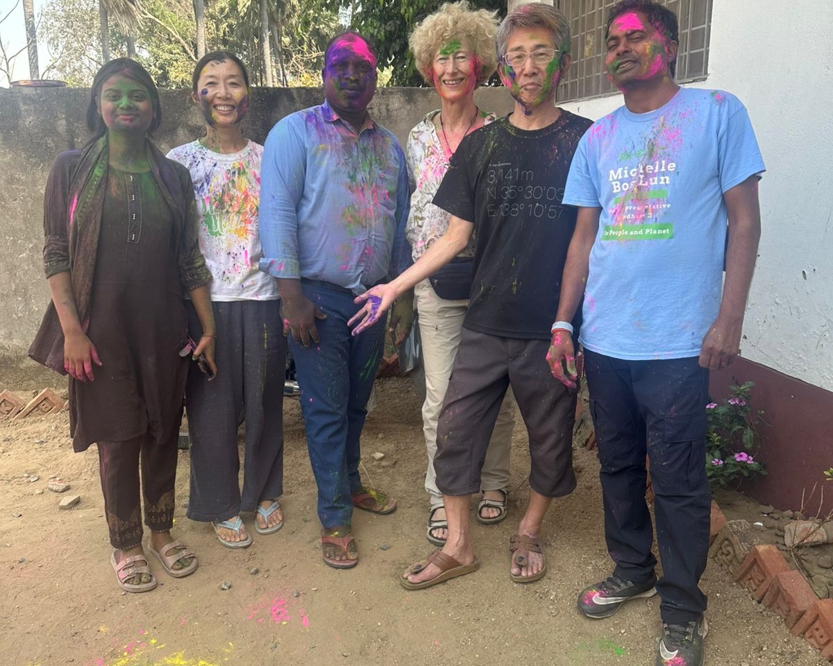 FOREIGN TOURISTS IMMERSED IN DESI COLOURS, PLAYED HOLI WITH PEOPLE IN BODHGAYA.