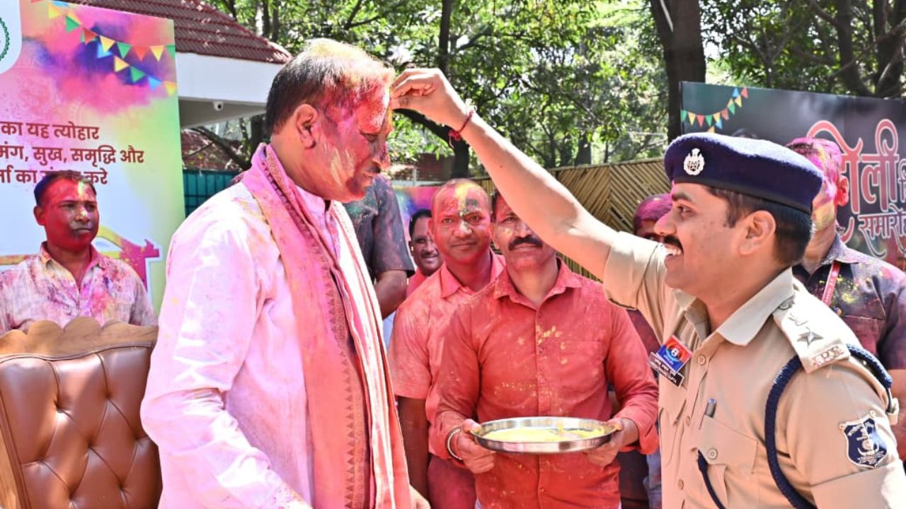 CM Sai played Holi