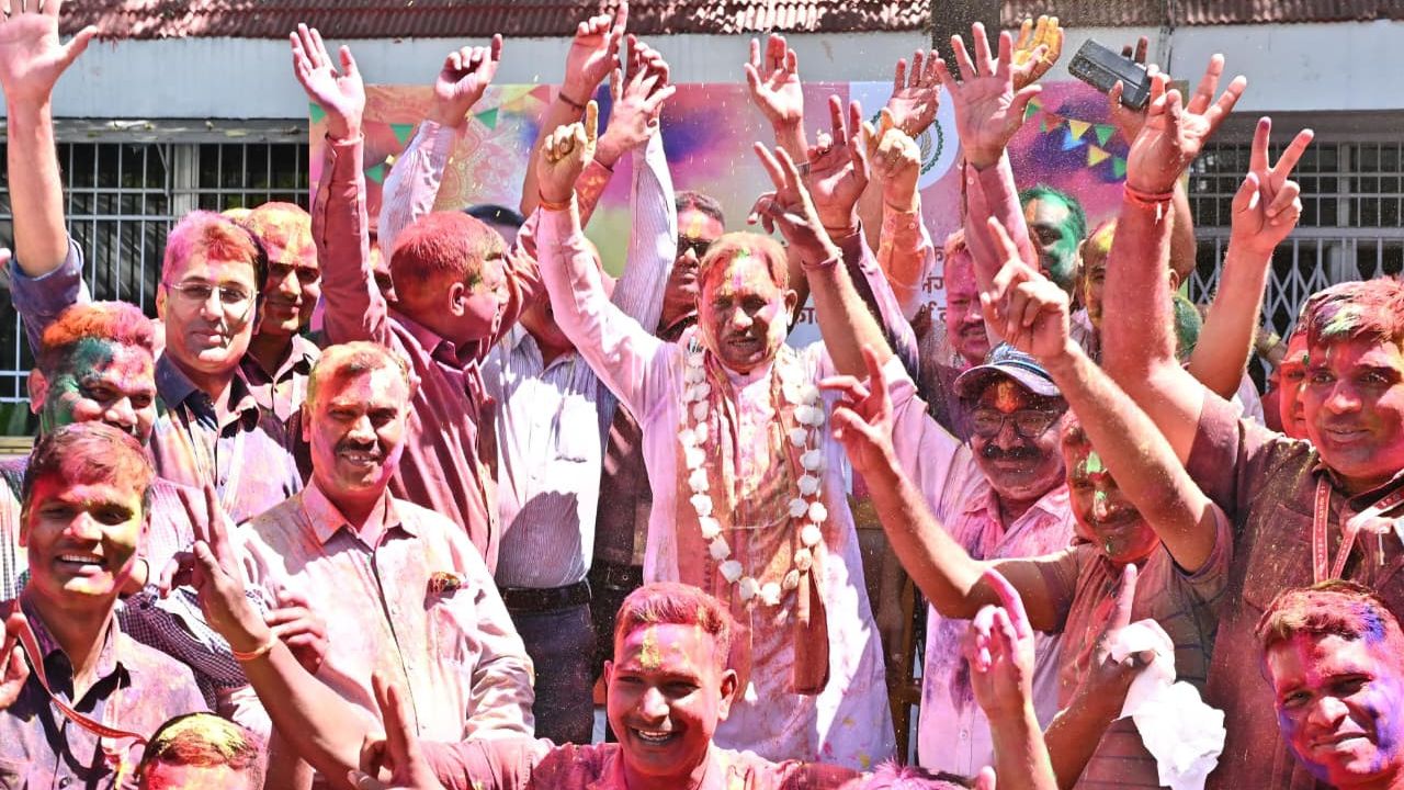 CM Sai played Holi