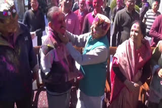 होली पर एक दूसरे को रंग लगाते राज्यपाल और सीएम