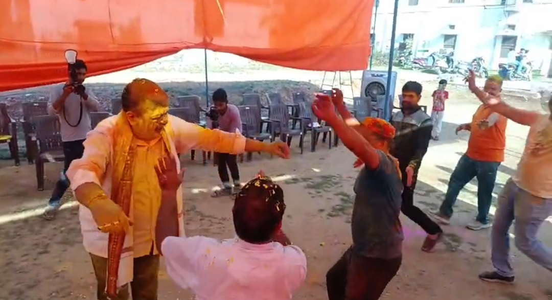वन मंत्री के आवास पर होली मिलन समारोह