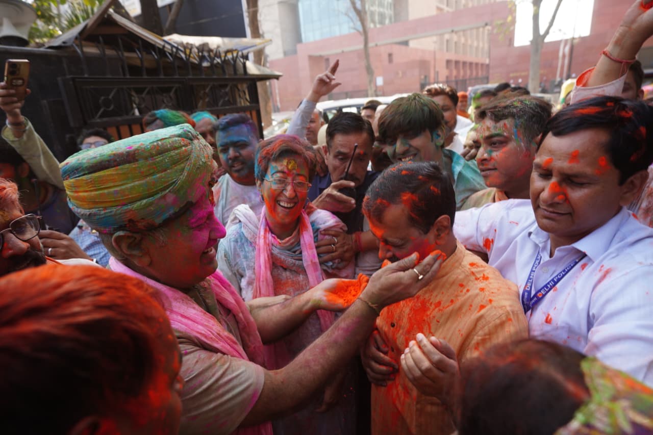 एक दूसरे को रंग लगाते नेता