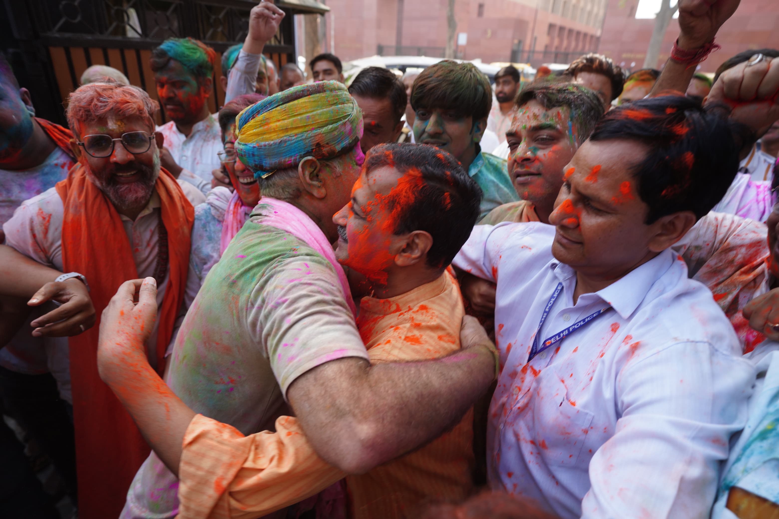 होली में गले मिलते केजरीवाल