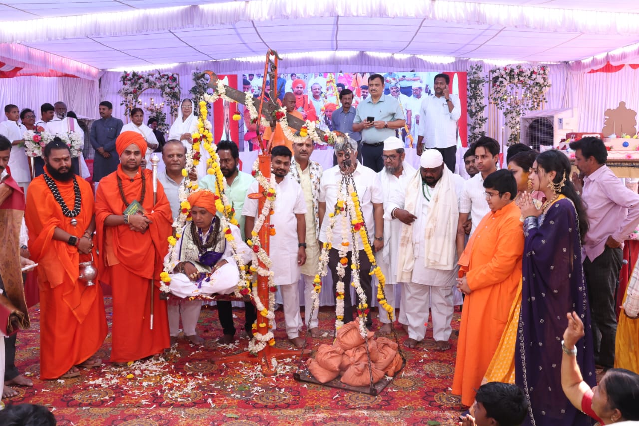 19 couples got married in Gadag on the day of the lunar eclipse!
