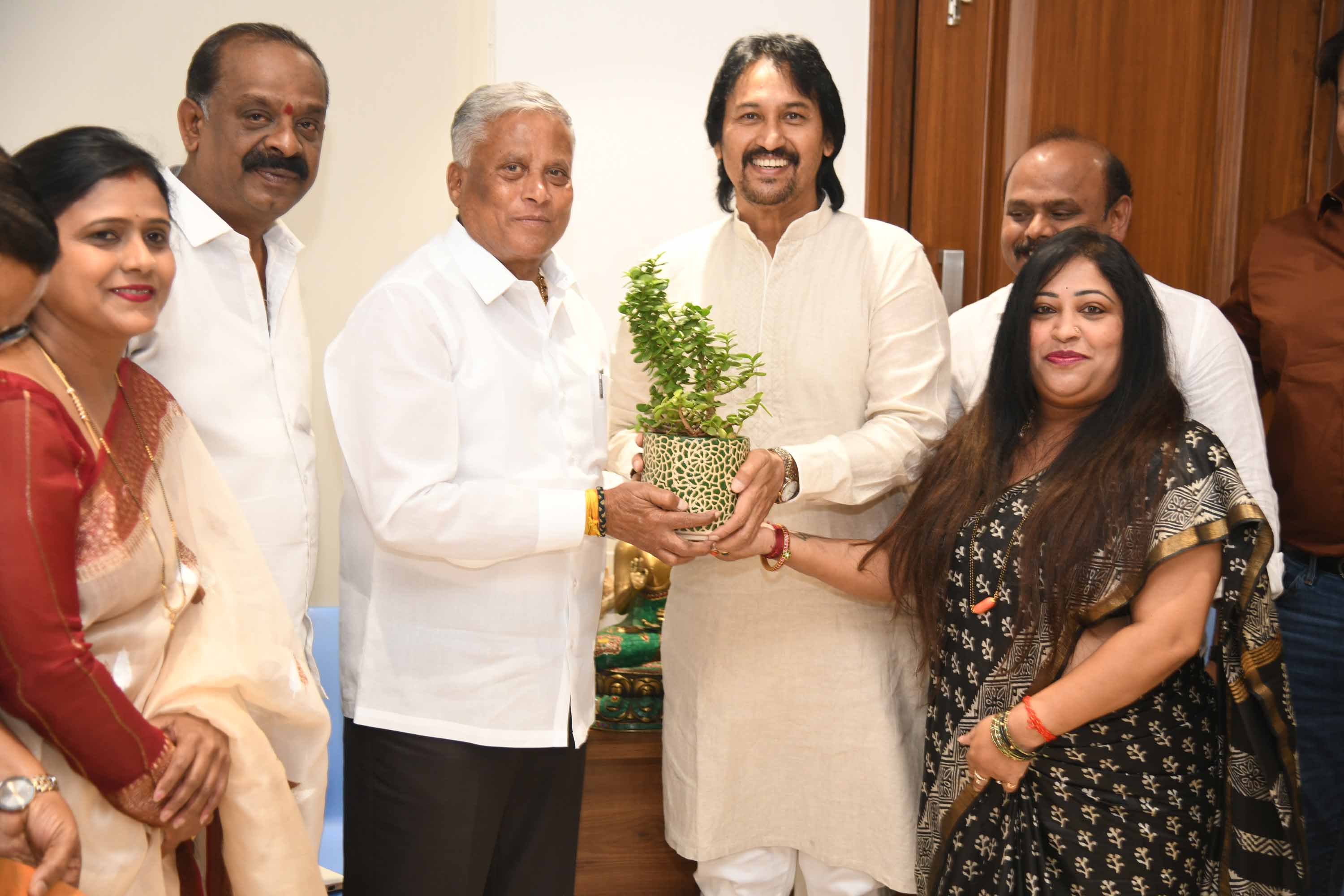 Minister V. Somanna praises the social concern film 'Sarkari Nyaybele Angadi'