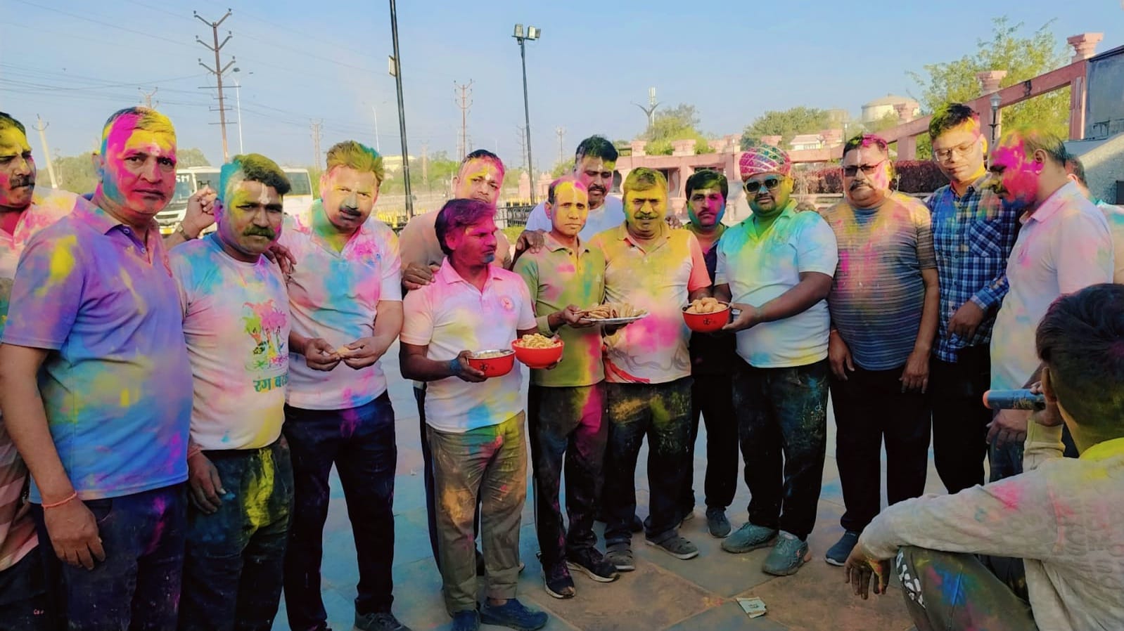 सुबह से शुरू हो गया होली का हुड़दंग