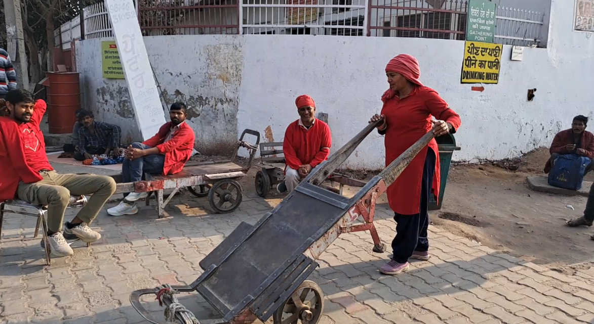 Ladies Coolies At Ludhiana Railway Station