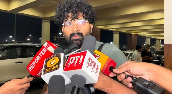 അക്ബർ ട്രാവൽസ് ചാർട്ടേഡ് വിമാനം യുഎഇ പ്രവാസികൾ കൊച്ചിയിൽ നടി സ്വാസിക കൊച്ചിയിലെത്തി ഗൾഫ് യുദ്ധ പ്രതിസന്ധി