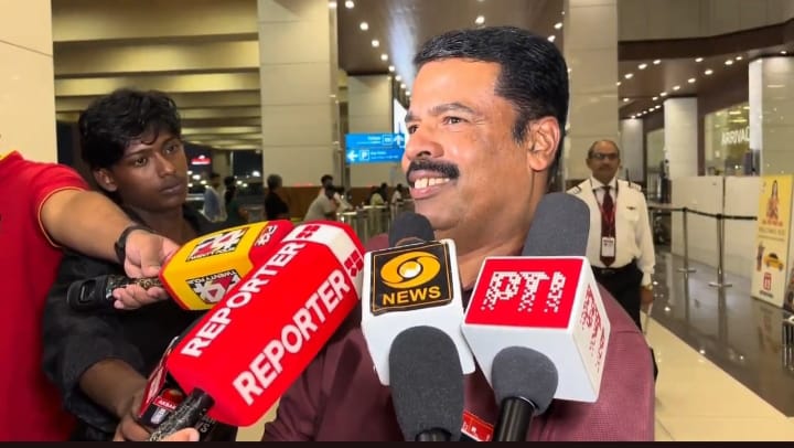 അക്ബർ ട്രാവൽസ് ചാർട്ടേഡ് വിമാനം യുഎഇ പ്രവാസികൾ കൊച്ചിയിൽ നടി സ്വാസിക കൊച്ചിയിലെത്തി ഗൾഫ് യുദ്ധ പ്രതിസന്ധി