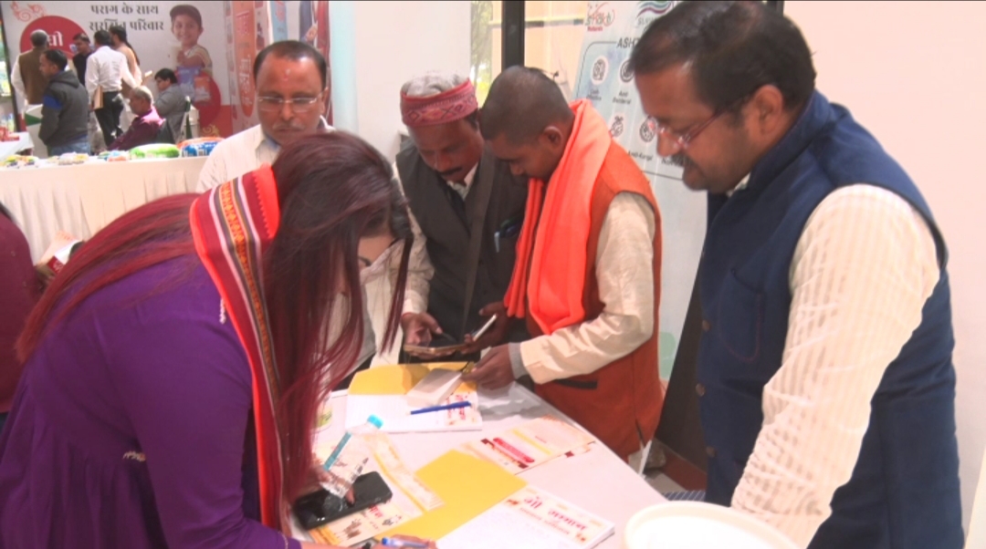 गो सम्मान आह्वान अभियान के तहत हस्ताक्षर करते लोग.