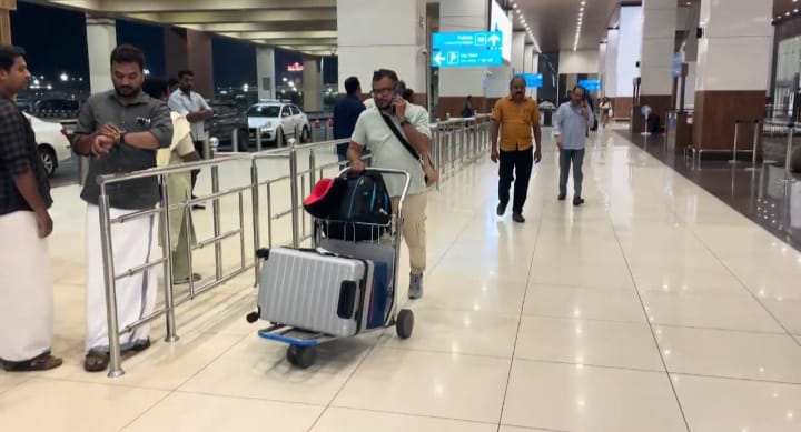 അക്ബർ ട്രാവൽസ് ചാർട്ടേഡ് വിമാനം യുഎഇ പ്രവാസികൾ കൊച്ചിയിൽ നടി സ്വാസിക കൊച്ചിയിലെത്തി ഗൾഫ് യുദ്ധ പ്രതിസന്ധി