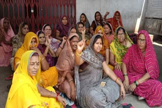 rajgarh Women protest against Liquor shop