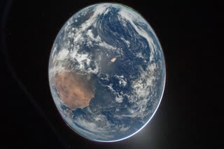 NASA દ્વારા બહાર પાડવામાં આવેલી આ તસવીર 2 એપ્રિલ, 2026 ના રોજ ટ્રાન્સલુનર ઇન્જેક્શન બર્ન પૂર્ણ કર્યા પછી ઓરિઅન અવકાશયાનની બારીમાંથી NASA અવકાશયાત્રી અને આર્ટેમિસ II કમાન્ડર રીડ વાઈઝમેન દ્વારા લેવામાં આવેલ પૃથ્વીનો નજારો દર્શાવે છે.
