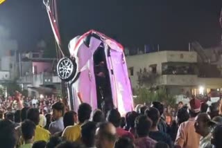 car fell into a well in Maharashtra's Nashik