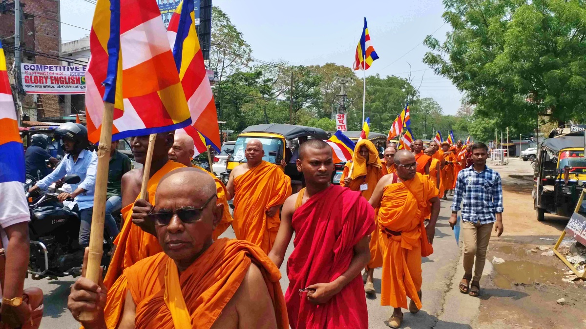 गया से पटना जाते बौद्ध भिक्षु