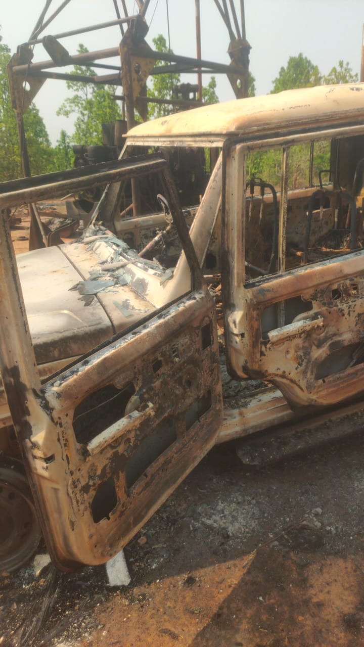 Naxalites set fire to many vehicles In Latehar