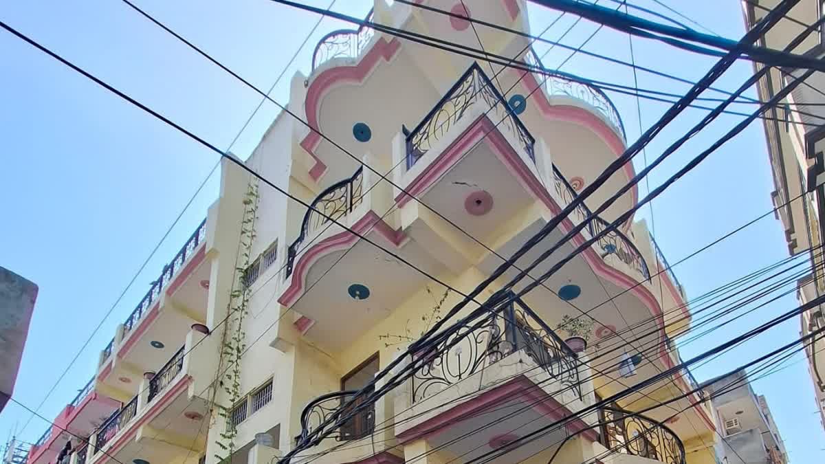 नोएडा में कूदने का मामला
