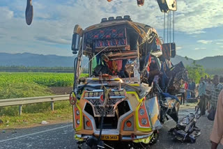 விபத்துக்குள்ளான வேன்