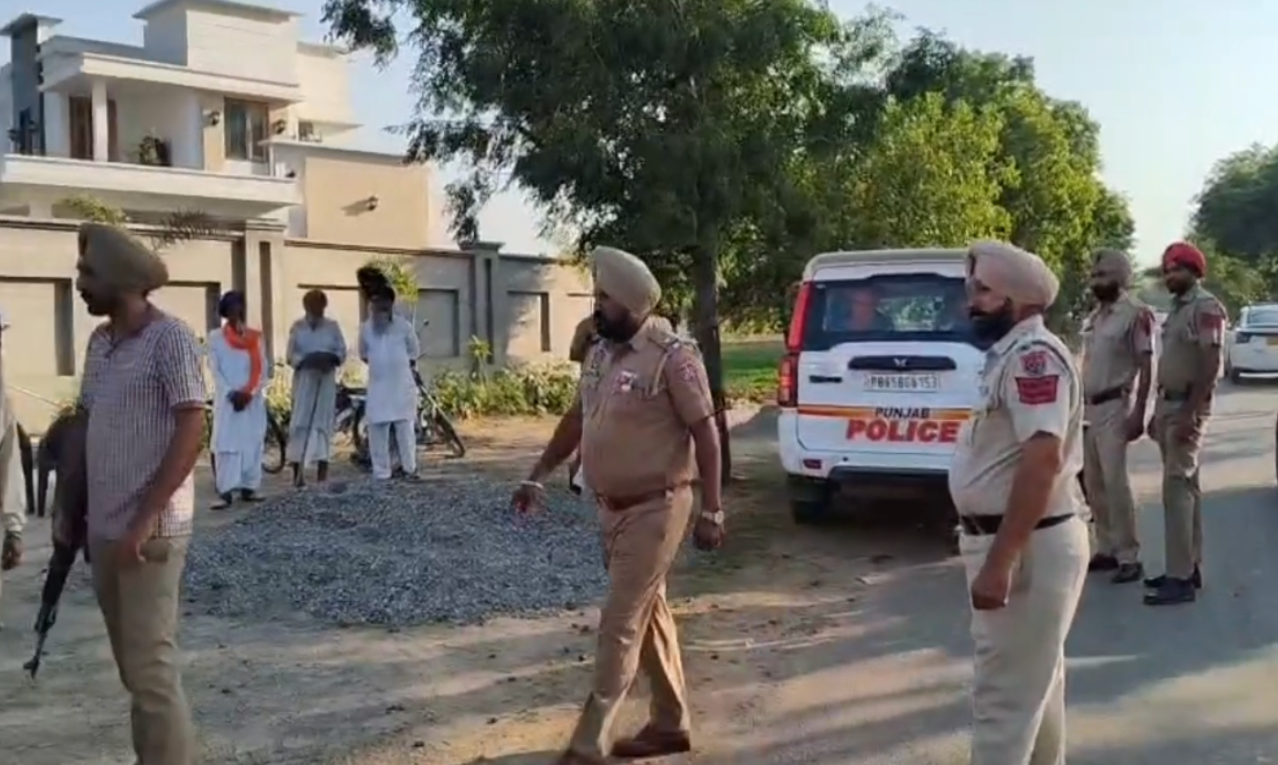 ਦਿਨ-ਦਿਹਾੜੇ ਸਕਾਰਪੀਓ 'ਤੇ ਫਾਇਰਿੰਗ, ਪਿੰਡ ਚੂਸਲੇਵਾੜ 'ਚ ਦਹਿਸ਼ਤ ਦਾ ਮਾਹੌਲ gunfire in broad daylight in Tarn Taran