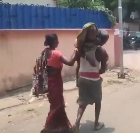 ବାରିପଦା ପିଆରଏମ ମେଡିକାଲ କଲେଜ ଆଣ୍ଡ ହସପିଟାଲରେ ଜଣେ ଅସୁସ୍ଥ ମହିଳାଙ୍କୁ ଚିକିତ୍ସା ପାଇଁ ଷ୍ଟ୍ରେଚର୍‌ କିମ୍ୱା ହ୍ୱିଲ୍‌ ଚେୟାର ମିଳିପାରି ନାହିଁ ।