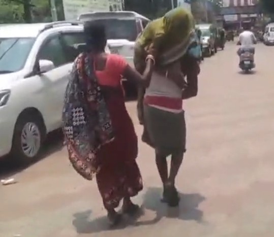 ଫଳରେ ଜଣେ ବୃଦ୍ଧ ବ୍ୟକ୍ତି ତାଙ୍କ ଅସୁସ୍ଥ ସ୍ତ୍ରୀଙ୍କୁ କାନ୍ଧରେ ବୋହି ବୋହି ଡାକ୍ତରଖାନା ଭିତରକୁ ନେଉଥିବାର ଦେଖିବାକୁ ମିଳିଛି ।