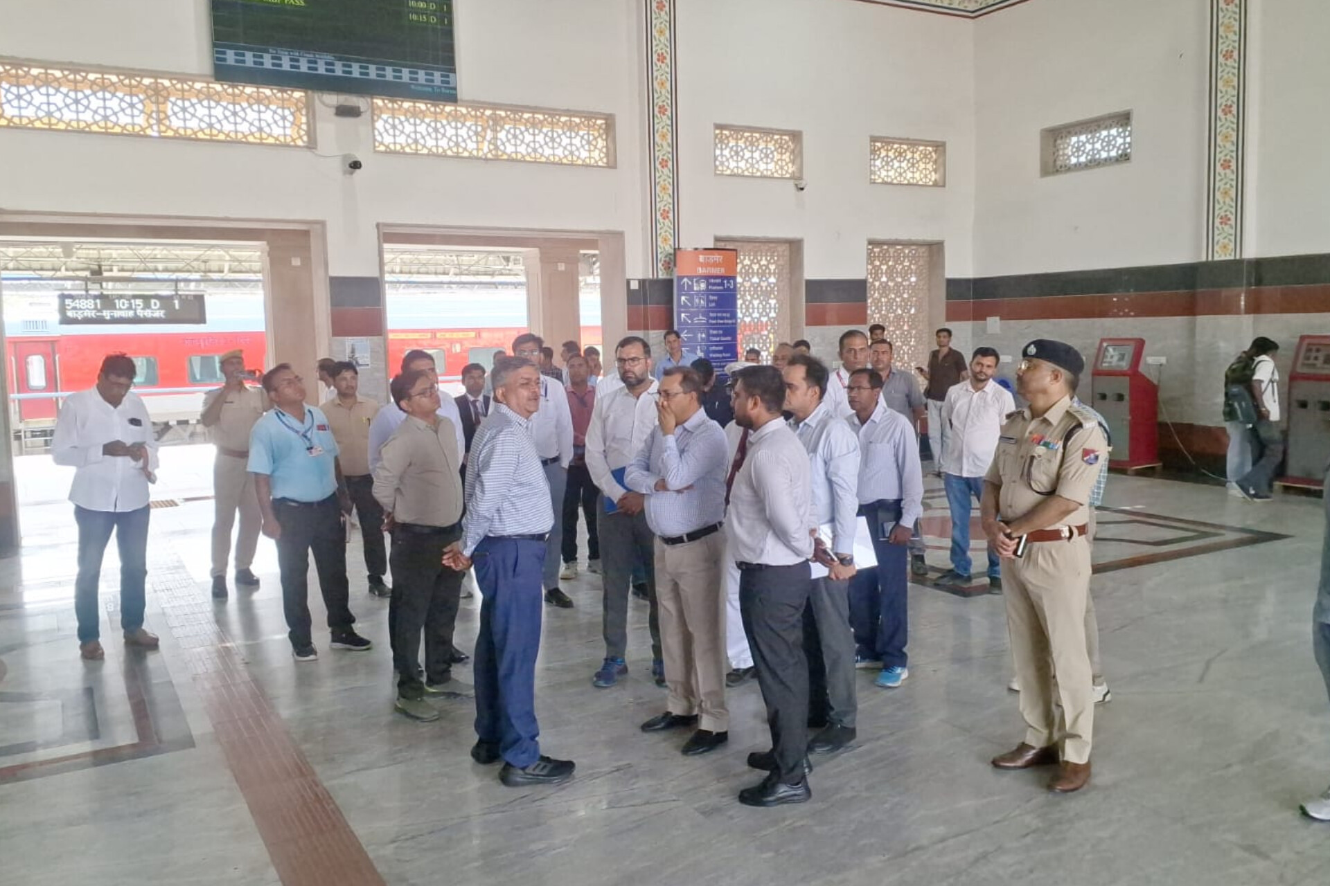 रेलवे स्टेशन पर चल रहे विकास कार्यों का निरीक्षण करते महाप्रबंधक