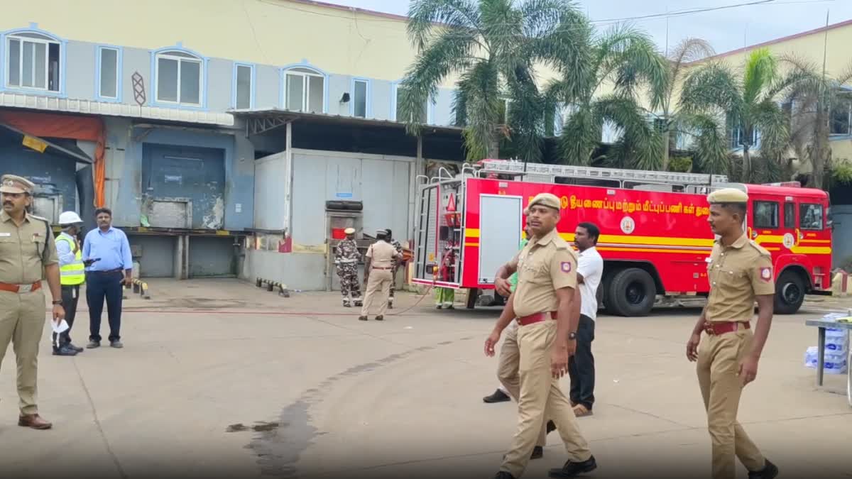 தொழிற்சாலையில் அம்மோனியா வாயு அகற்றும் பணிகள்