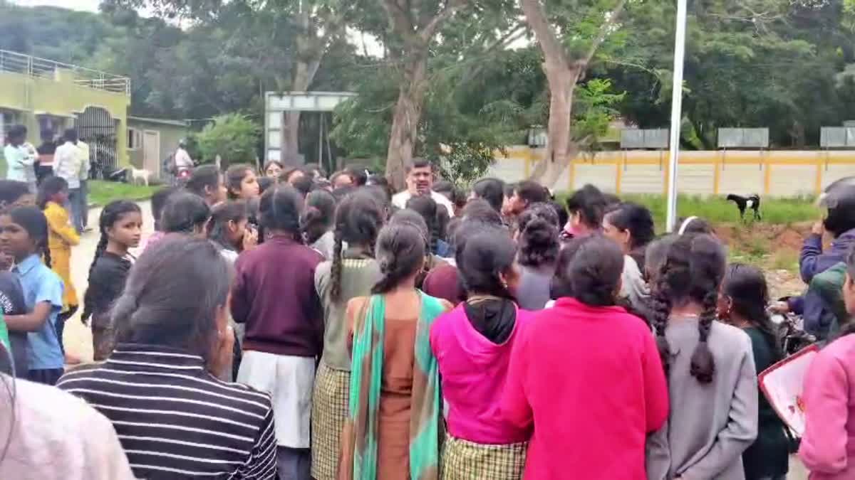 Children-cried-after-teacher-transferred-to-another-school-at-mysuru