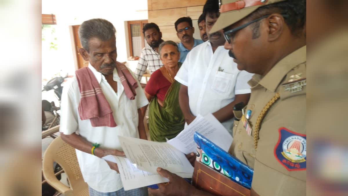 செந்தில் பாலாஜியின் பெற்றோரிடம் சம்மன் வழங்கிய போலீஸ்