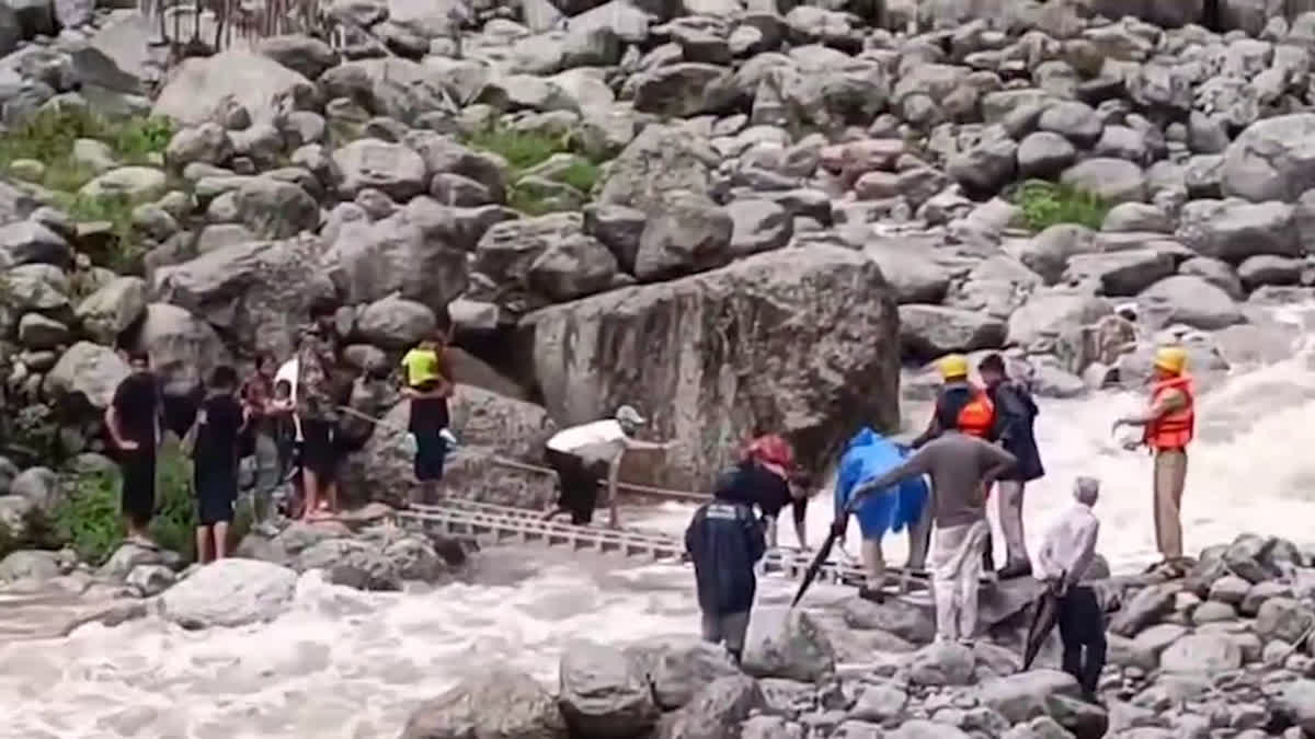 पंजाब से आए 7 पर्यटक नदी में फंसे